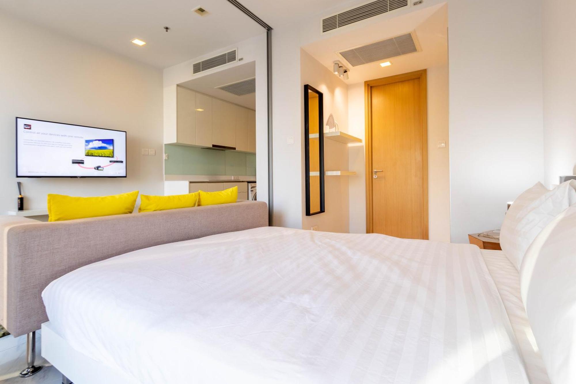 Hyde Sukhumvit 11 Branded Suites Bangkok Exterior photo